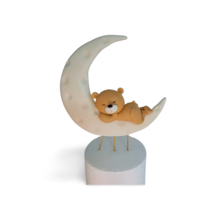 Spiaci macík na mesiačiku 